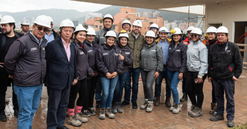 Alcalde de Bogotá, Carlos Fernando Galán, acompañado de funcionarios de la Secretaría de Cultura, contratistas y trabajadores del proyecto Centro Felicidad de Chapinero